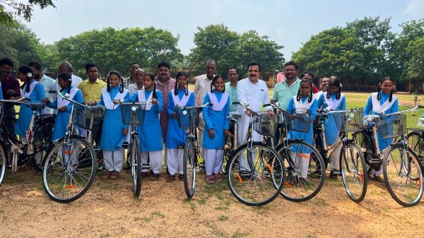 Female students received free bicycles: विधायक यादव ने किया मुनगाशेर के छात्राओं को निःशुल्क साइकिल वितरण
