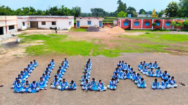 International Literacy Day: मानव श्रृंखला से छात्राओं ने रचा उल्लास, दिया साक्षरता का संदेश