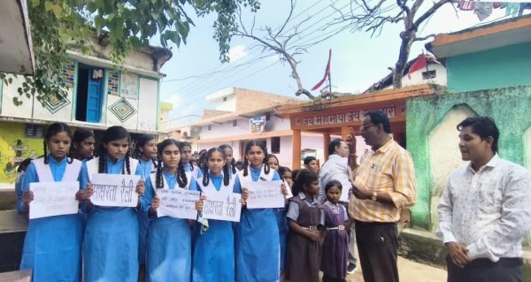 International Literacy Day: खमतराई में बच्चों ने निकाली साक्षरता रैली, ग्रामीणों को दिया शिक्षा का संदेश