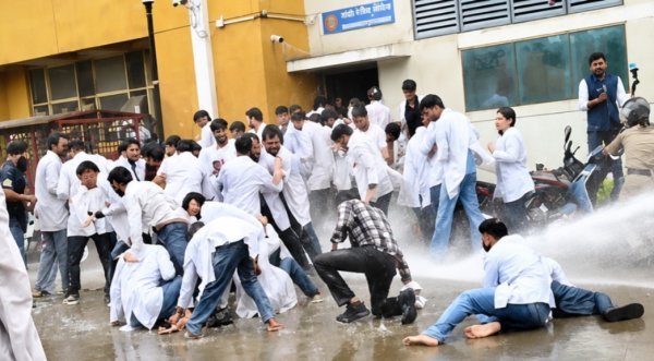 GMC doctors strike: इंटर्न डॉक्टरों का प्रदर्शन, बातचीत के बाद भी नहीं बनी सहमति, अब मैदान में उतरे सीनियर रेजिडेंट्स
