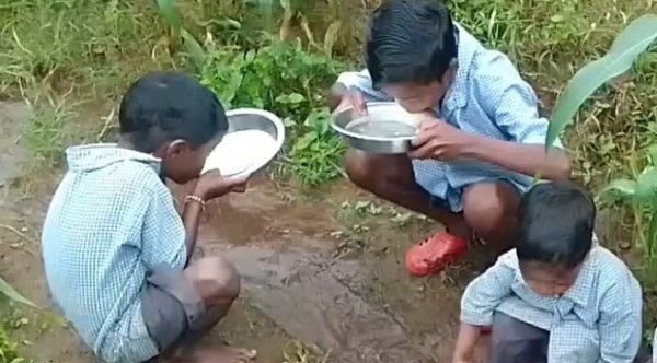 Jashpur News: सरकारी स्कूल में पेयजल संकट, खराब हैंडपंप के चलते नाले का पानी पीने को मजबूर बच्चे