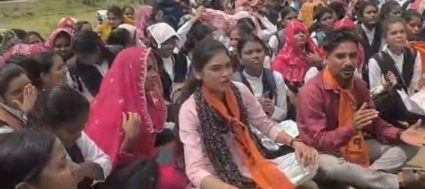 Balod News: कॉलेज की समस्याओं पर भड़के छात्र, चक्काजाम कर प्राचार्य को हटाने की मांग