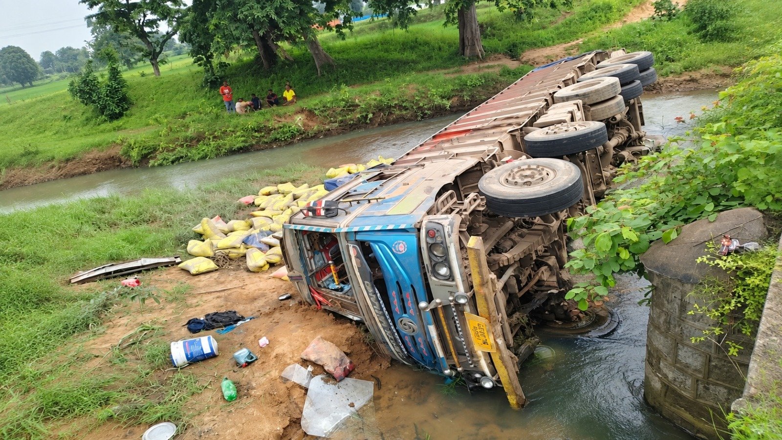 Cement-laden truck falls into a drain near Fingeshwar(Image Source: Keertiman Media)