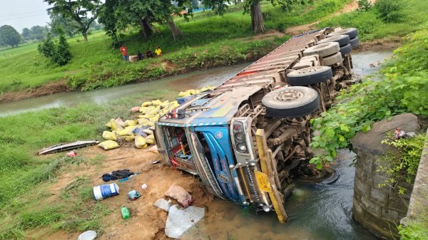 Truck Accident Chhattisgarh: सरगोड़ नाले में गिरा सीमेंट भरा ट्रक, अंधेरे और बिना रेलिंग की पुलिया लील रही जिंदगियां