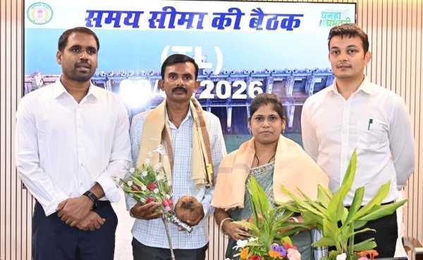 Chhattisgarh Education News: धमतरी के 3 शिक्षकों ने बदली सरकारी स्कूलों की तस्वीर, नवाचार से लिखी सफलता की कहानी