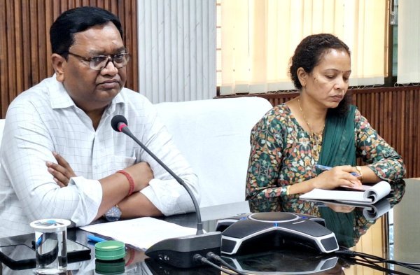 Maoism Free Bastar: दंतेवाड़ा, बीजापुर और सुकमा के प्रवासित परिवारों की होगी घर वापसी, कमिश्नर ने की समीक्षा