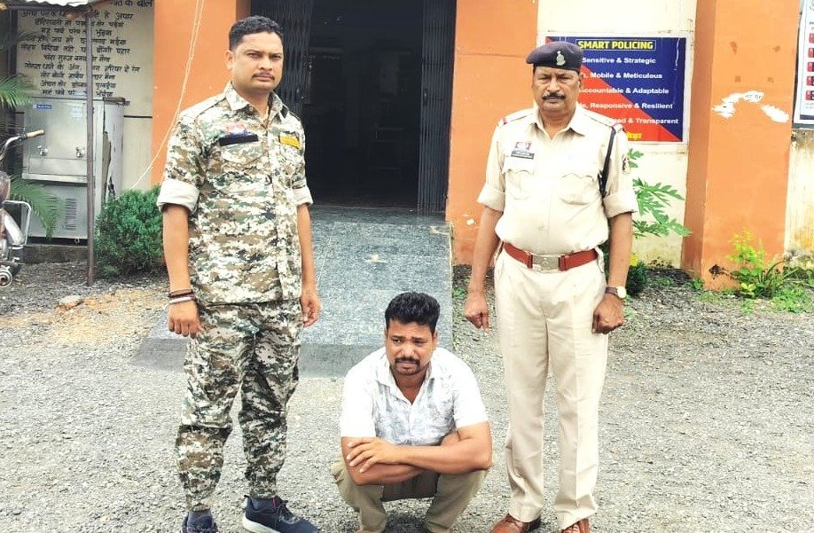 Arrest of cannabis smuggling accused (Image Source: Keertiman Media)