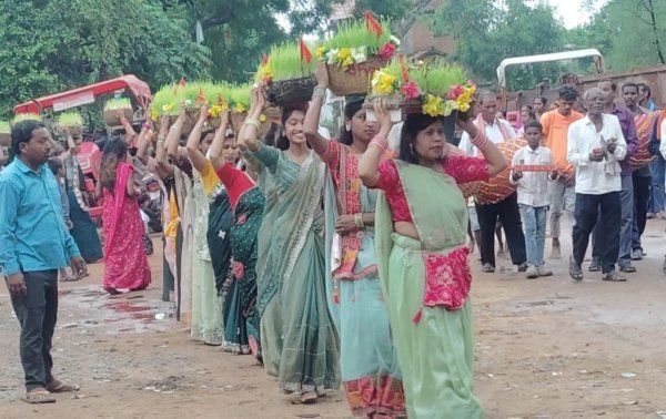 Bhojli Festival: बड़गांव और नयापारा में धूमधाम से मनाया गया भोजली पर्व, महिलाओं ने निकाली भव्य शोभायात्रा