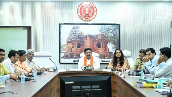 Kawardha News: सड़क पर घूमने वाले पशुओं के लिए बनेगी बेहतर व्यवस्था, विजय शर्मा ने दिए कार्रवाई के निर्देश