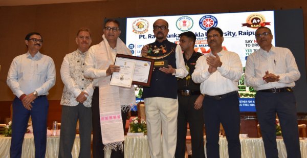 Nasha Mukt Bharat Abhiyan: रायपुर विश्वविद्यालय में राज्यपाल रमेन डेका ने युवाओं काे नशे से दूर रहने की अपील की
