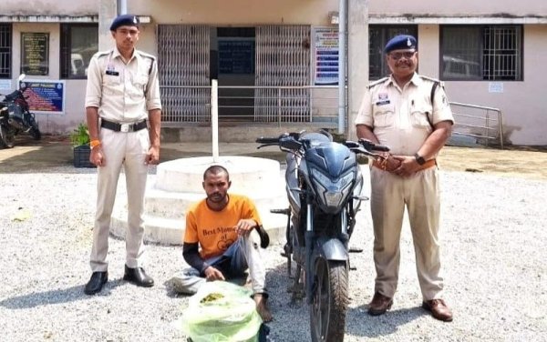 Mahasamund News: गांजा तस्करी पर पुलिस की कार्रवाई, 5.440 किलो गांजा के साथ युवक गिरफ्तार