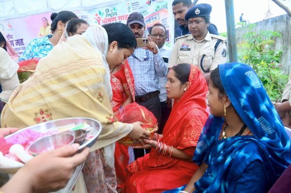National Nutrition Month: आंगनबाड़ी केंद्रों में बच्चों से मिलीं मंत्री लक्ष्मी राजवाड़े, खेल-खेल में शिक्षा और पोषण व्यवस्था की समीक्षा की