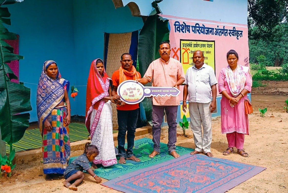 Rural families in Jashpur performed the house-warming ceremony. (Image Source: CGDPR)