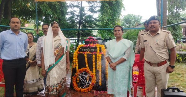 Forest Department: वनों की रक्षा में प्राण न्योछावर करने वाले वीरों को बस्तर में दी गई भावभीनी श्रद्धांजलि