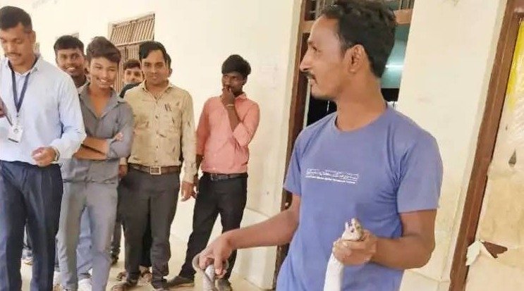 Bemetara snake catcher death news (Image Source: Keertiman Media)