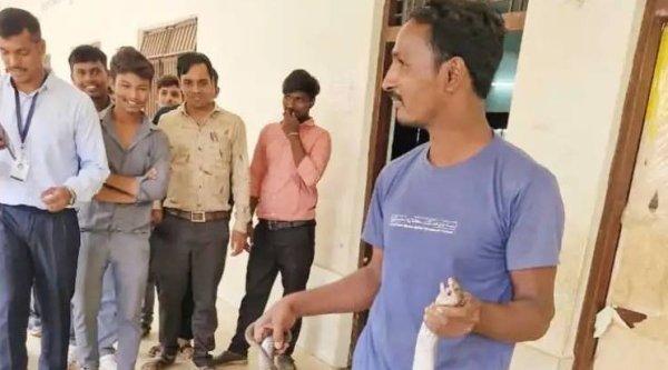 Bemetara News: सांप रेस्क्यू के दौरान स्नेक कैचर की मौत, परिजनों ने इलाज में देरी का लगाया आरोप