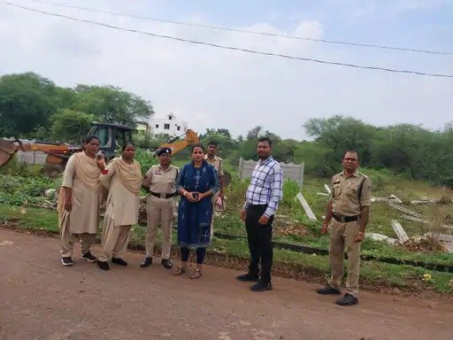 Raipur Fundahar illegal encroachment removal action(Image Source: Keertiman Media)