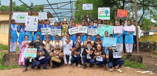 Road Safety Awareness Program: कोसरंगी में नशामुक्ति और सड़क सुरक्षा अभियान, विद्यार्थियों ने जागरूकता रैली से दिया संदेश