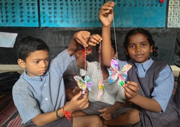 Bagless Day: सूरजपुर के स्कूलों में बच्चों ने खेल, कला और स्वच्छता गतिविधियों से सीखी जीवन की बातें