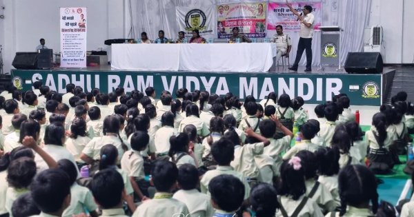 Child Safety Awareness: बाल अधिकारों की जानकारी से लेकर यातायात नियमों तक, सूरजपुर के छात्रों को दी गई महत्वपूर्ण सीख
