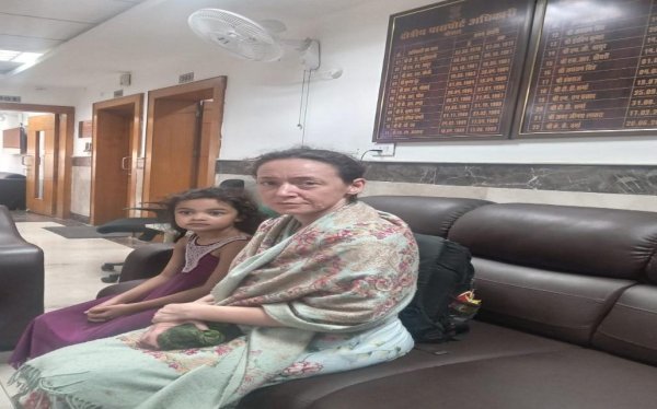 German Woman India: फेसबुक दोस्ती से शुरू हुई कहानी, जर्मनी की महिला और बेटी की होगी भारत से घर वापसी