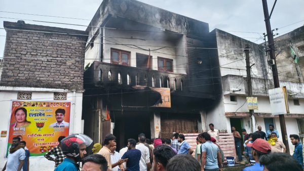 Mahasamund Fire: इमलीभाटा में फ्रिज-एसी रिपेयरिंग दुकान में लगी भीषण आग, नगर पालिका की भूमिका पर उठे गंभीर सवाल