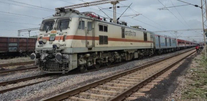 Raipur-Korba Passenger train on the railway track (Image Source: Keertiman Media)