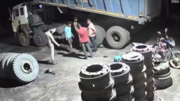 Singrauli Accident: कोयला लोड ट्रेलर का टायर फटने से दर्दनाक हादसा, चालक की मौत, दो घायल