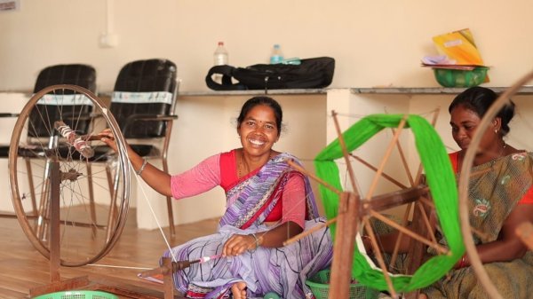 Gholeng Handloom: हुनर से आत्मनिर्भरता की ओर जशपुर, घोलेंग में तैयार हो रही रोजगार की नई कहानी