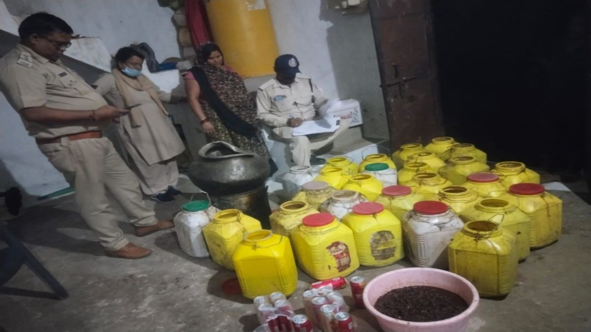 Shahdol illegal liquor raid by excise department (Image Source: Keertiman Media)