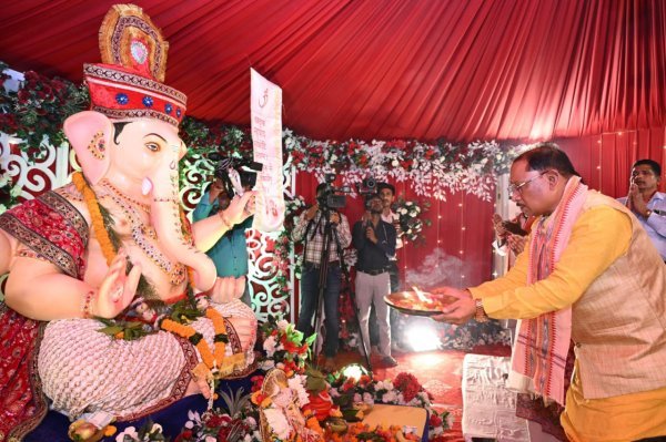 Ganesh Chaturthi : मुख्यमंत्री निवास में विराजे भगवान गणेश, CM विष्णु देव साय ने विधि-विधान से की पूजा-अर्चना