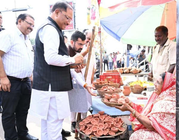 CM Vishnu Deo Sai: रायपुर में CM साय का सहज अंदाज, सड़क किनारे दीये बेच रही मीरा से खरीदा आशीर्वाद का दीया