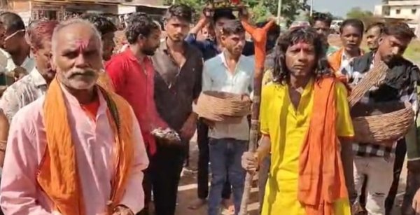 Gariaband News: अनोखी परंपरा, ऋषि पंचमी पर निकली सर्पों की शोभायात्रा, देखने उमड़ी भारी भीड़