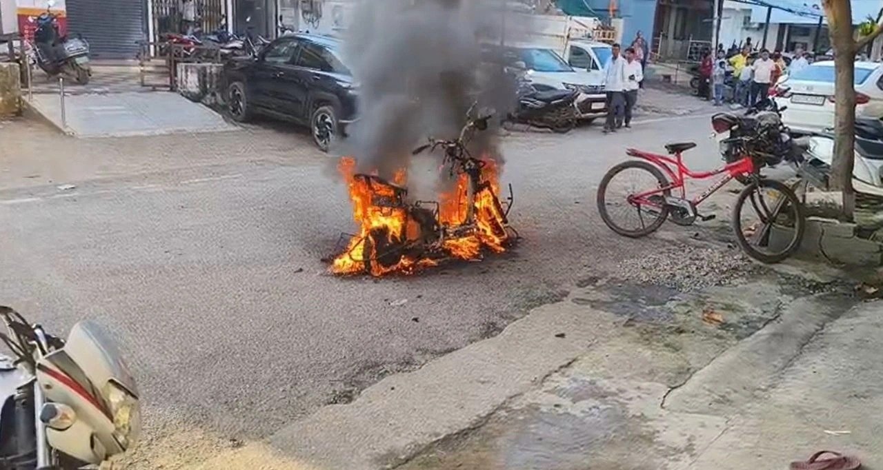 Electric scooter catches fire(Image Source: Keertiman Media)