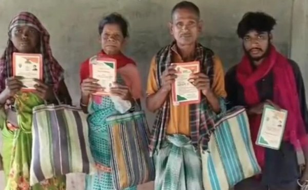 Raigarh News : धरमजयगढ़ के पहाड़ी गांवों में राशन संकट, 2 किमी उतरकर भी खाली हाथ लौट रहे ग्रामीण