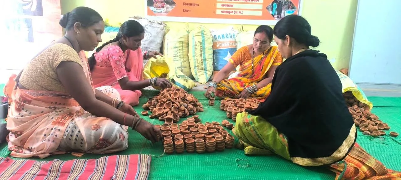 Women making clay diyas ( Image Source - PRO )