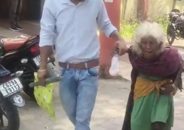 Surajpur News: 90 साल की बुजुर्ग महिला ने लगाई मदद की गुहार, परिजनों पर प्रताड़ना का आरोप