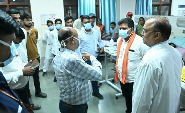 Chhattisgarh News : नागपुर-रायपुर हाईवे हादसे के घायलों से मिले विजय शर्मा, मदद का दिया भरोसा