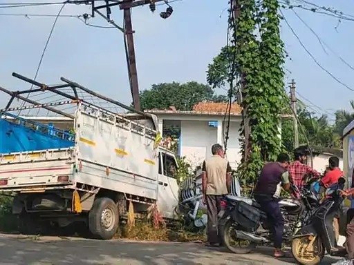 Pickup truck collides with electricity pole in Raigarh(Image Source: Keertiman Media)
