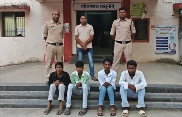 Bagbahara News : मोबाइल और नकदी लूट मामले का खुलासा, बागबाहरा पुलिस ने 4 आरोपितों को किया गिरफ्तार