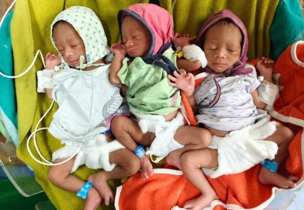 Chhattisgarh News: दंतेवाड़ा जिला अस्पताल में अनोखा प्रसव, महिला ने एक साथ तीन पुत्रों को दिया जन्म