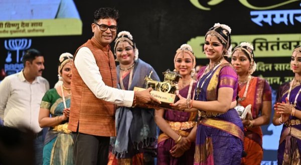 Chakradhar Samaroh: ओपी चौधरी ने कलाकारों को किया सम्मानित, बस्तर दल को मिला 51 हजार की राशि