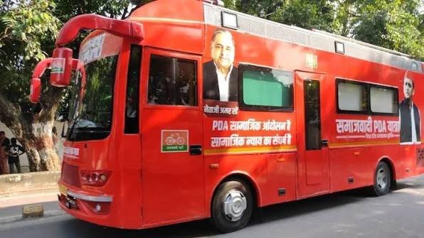 Akhilesh Yadav: यूपी चुनाव से पहले अखिलेश यादव का नया दांव, पीडीए रथ यात्रा के लिए तैयार हुई हाईटेक बस