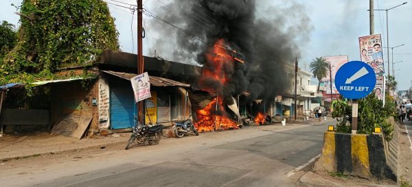 Shop Fire: टायर दुकान में भीषण आग, लाखों का सामान जलकर खाक, बगल की दुकानों को भी नुकसान