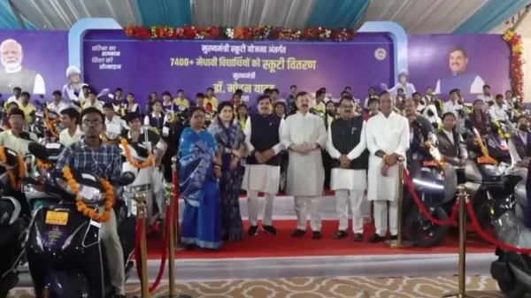 MP E-Scooty Scheme: मेधावी छात्रों का सम्मान, सीएम मोहन यादव ने बांटी ई-स्कूटी की चाबी, छात्रा की स्कूटी पर की सवारी