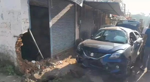 Parasia Car Accident: अनियंत्रित कार की टक्कर से, 65 वर्षीय बुजुर्ग की मौत, हादसे में बच्चे समेत चार घायल