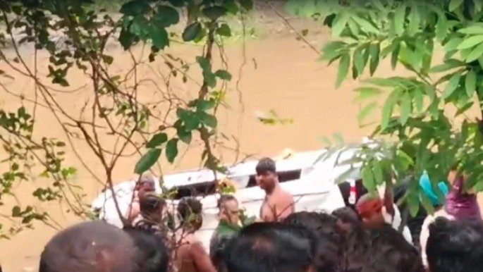 Rain Accident: तेज बहाव में नाले में बही कार, ओडिशा के एक ही परिवार के 8 लोगों की मौत