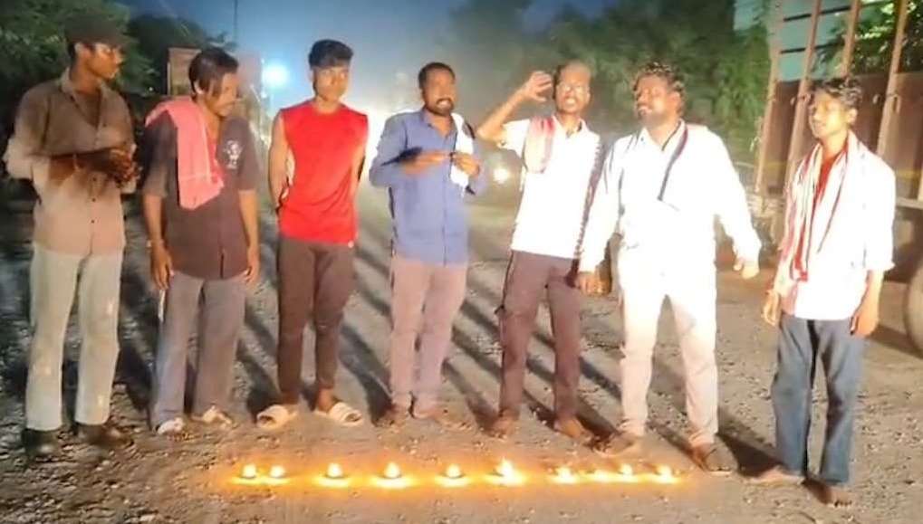Dhamtari road protest by Kranti Sena with diyas (Image Source: Keertiman Media)