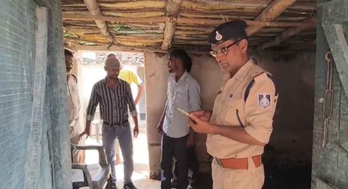 Damoh Murder Case: पिता ने पत्नी और तीन बच्चों की हत्या की, कुल्हाड़ी लेकर घर के बाहर बैठा मिला आरोपी
