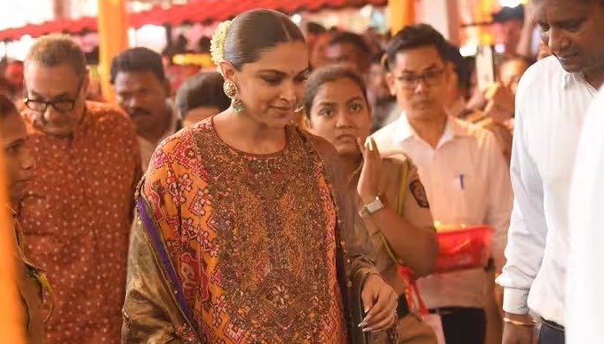 Bollywood Update: दीपिका पादुकोण का प्रेग्नेंसी लुक चर्चा में, रणवीर सिंह संग सिद्धिविनायक मंदिर पहुंचीं एक्ट्रेस